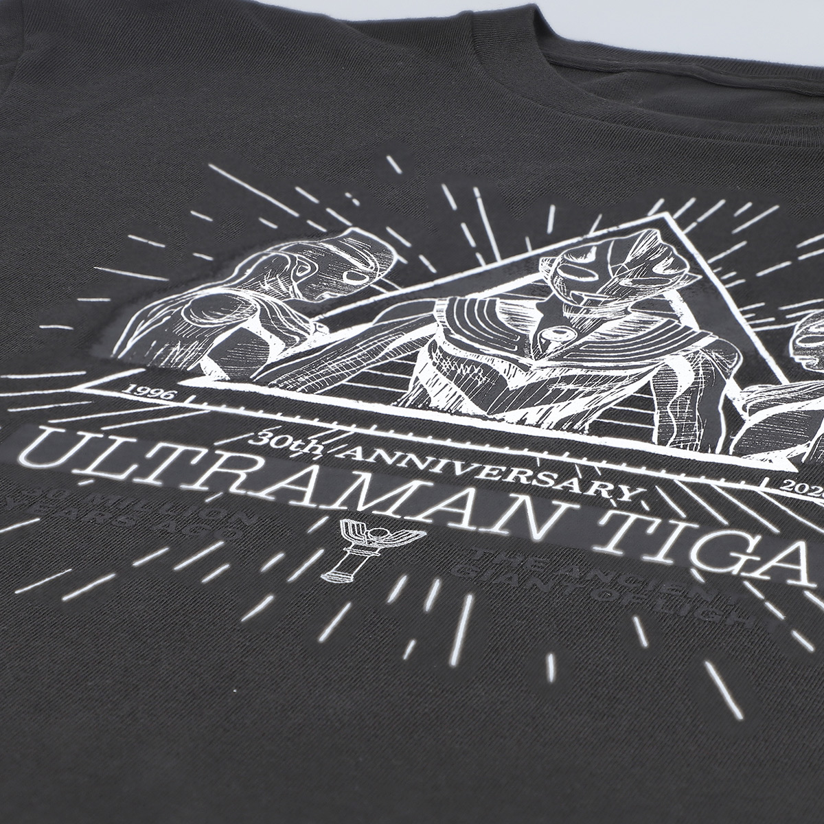 Tシャツ ウルトラマンティガ 30th Anniversary スモークブラック 55907